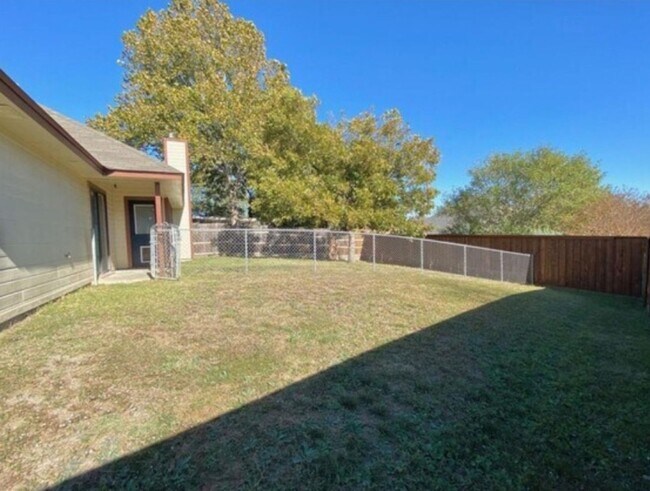 Building Photo - 3-bedroom 2-bathroom house!