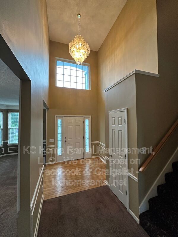 Building Photo - 9305 N Charlotte Ct