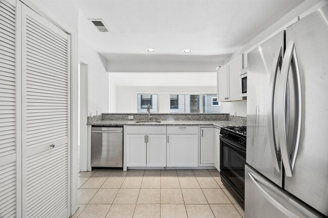 Building Photo - 1411 Fairfield Dr