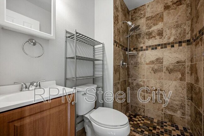 Building Photo - 903 W 15th St