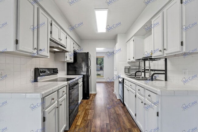 Building Photo - 1333 Mercedes St