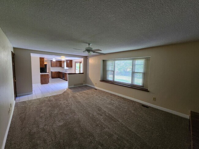 Building Photo - Beautiful 4 Bedroom Home on Cul Du Sac Wit...