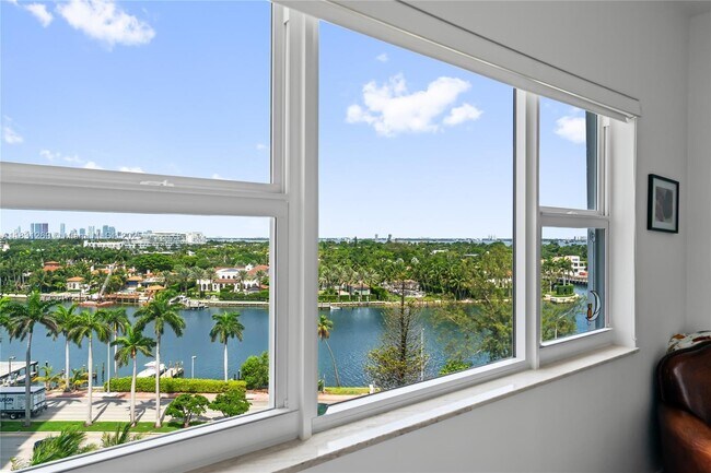 Primary Photo - 4925 Collins Ave
