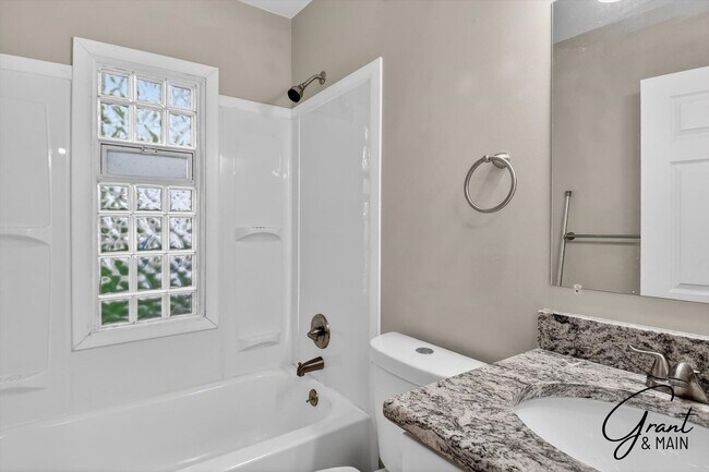 Building Photo - $1500 3 bedrooms
