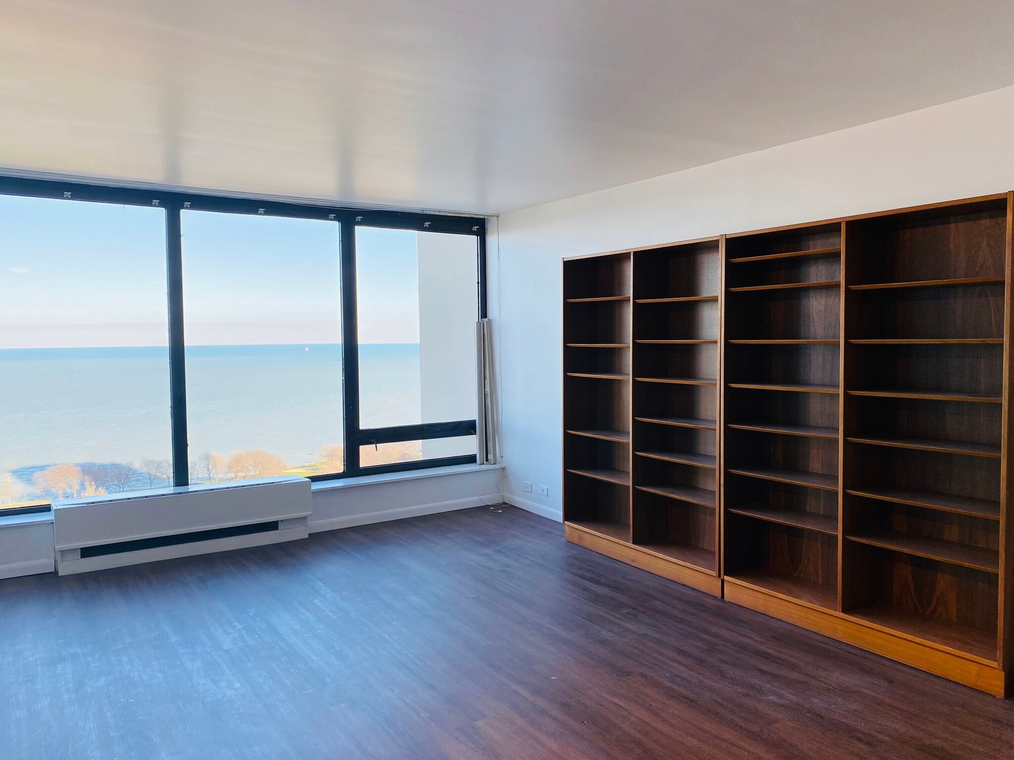 Building Photo - 5445 N Sheridan Rd