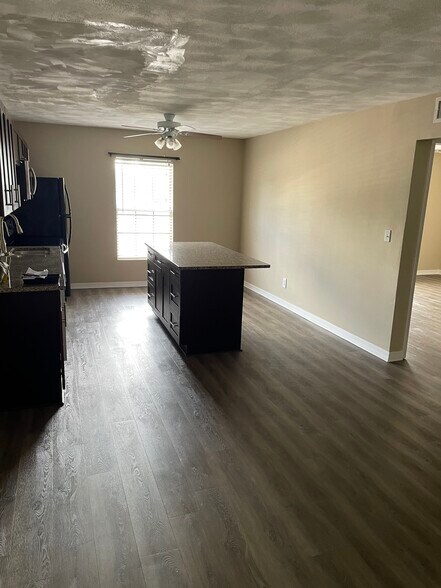 Building Photo - 2808 W Azeele St