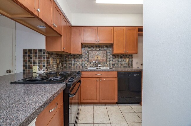 Building Photo - 2 Bedroom Memorial Condo with Utilities Included