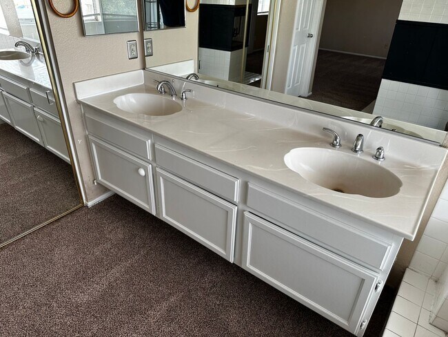 Building Photo - Beautiful Orangecrest Rental – Move-In Ready!