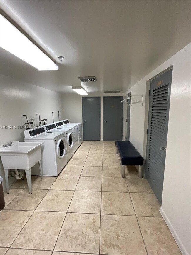 Building Photo - 919 Hillcrest Dr