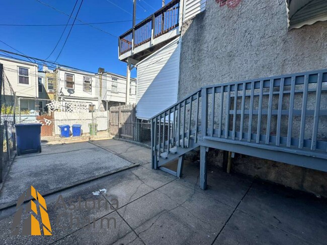Building Photo - Move In Ready 2 Bedroom Home with Fresh Up...
