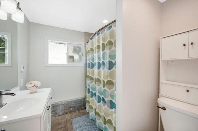 Building Photo - Charming Character Home with Screened Porch & Main Floor Laundry in North Branch