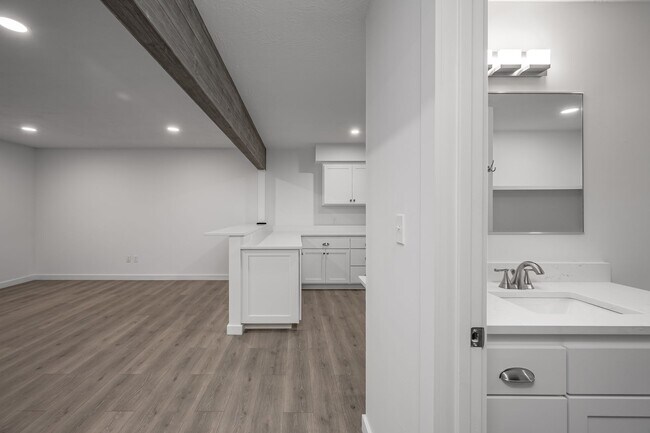 Building Photo - 3348 S Fairway Ave