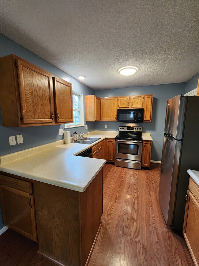 Kitchen - 1408 Whispering Woods Ave