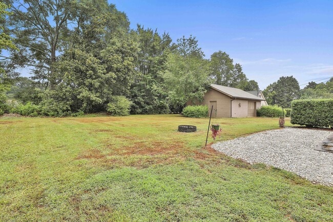 Building Photo - 5011 Pineview Terrace