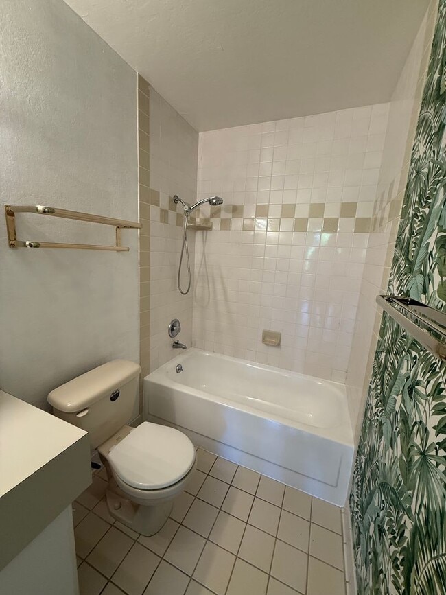 Building Photo - 1 Bed, 1 Bath Condo in Prime Belmont Location
