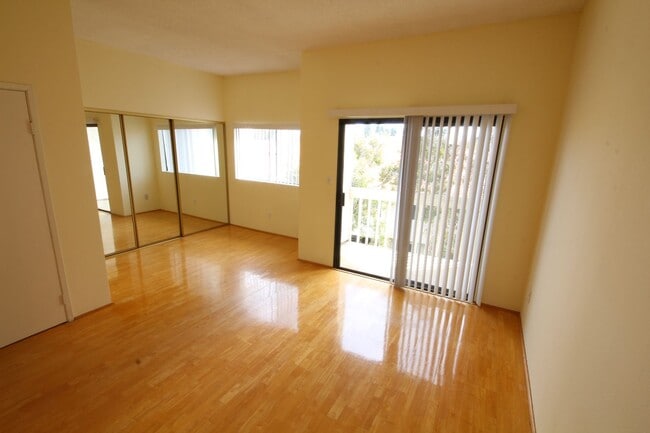 Building Photo - Super Spacious 2-Bedroom 2.5-Bathroom La Jolla UTC Townhome with 2-car garage