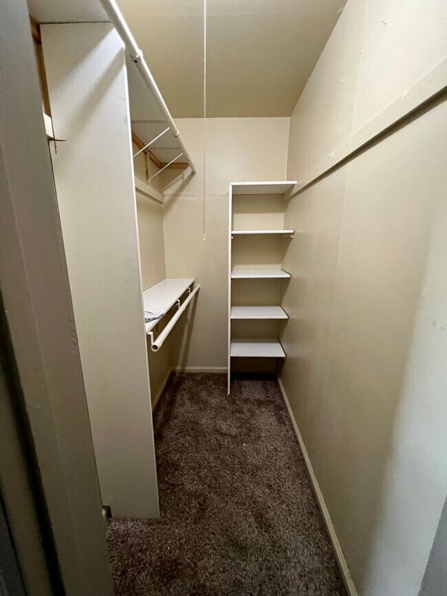 Building Photo - Country living home