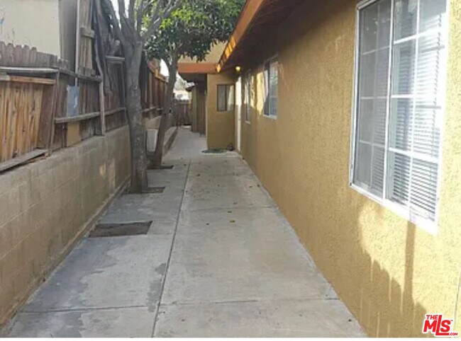 Building Photo - 519 Columbus St