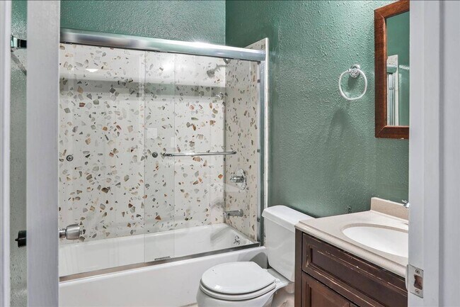 Building Photo - Fabulous 2 bed Plus Den, 1 bath in San Fra...