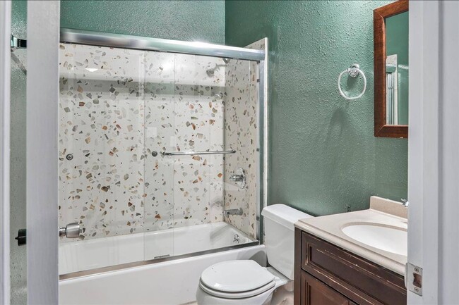 Building Photo - Fabulous 2 bed Plus Den, 1 bath in San Francisco (Downstairs Unit)