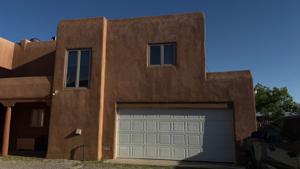 Building Photo - 914 Hickox St