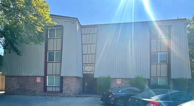 Building Photo - 2207 Leon St