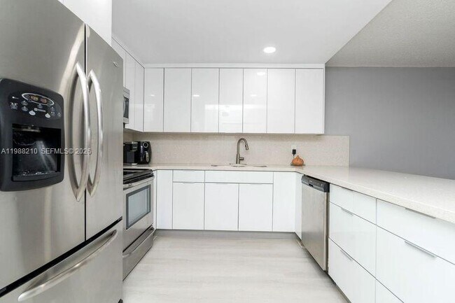 Building Photo - 6960 Miami Gardens Dr