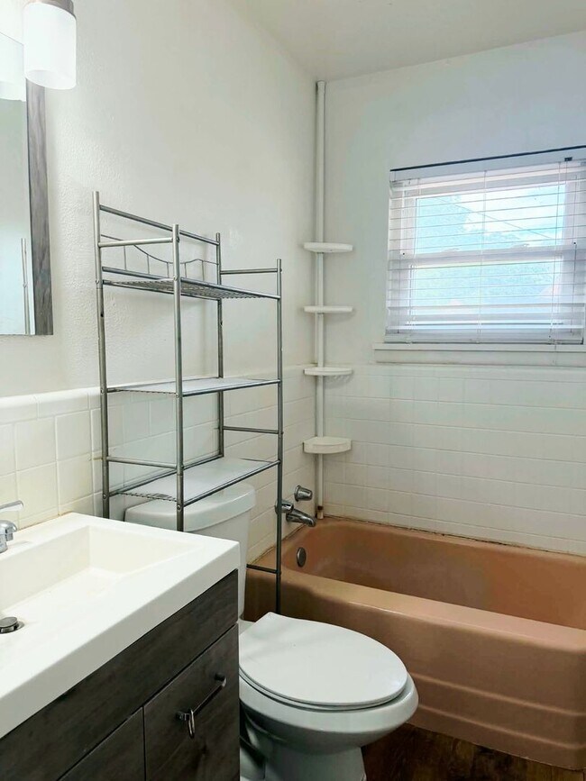 Building Photo - Adorable, Unique, and Roomy 3/2 Close to Tech! Move in Special Half off First Month!
