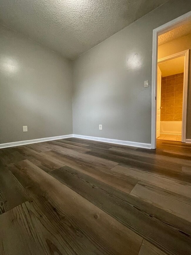 Building Photo - Inviting on Ivey!