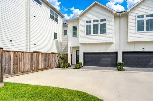 Building Photo - 730 Carriage Knls Dr