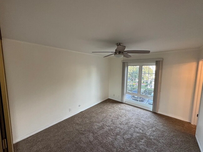 Building Photo - "Discover Coastal Living: Spacious 2-Bed, 2-Bath Retreat in Newport Beach!"