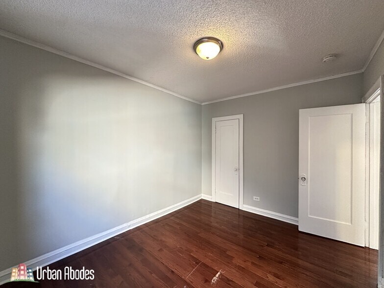 Building Photo - 528 W Surf St