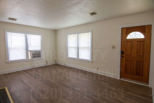 Building Photo - Cozy 2 Bed Home with Fireplace