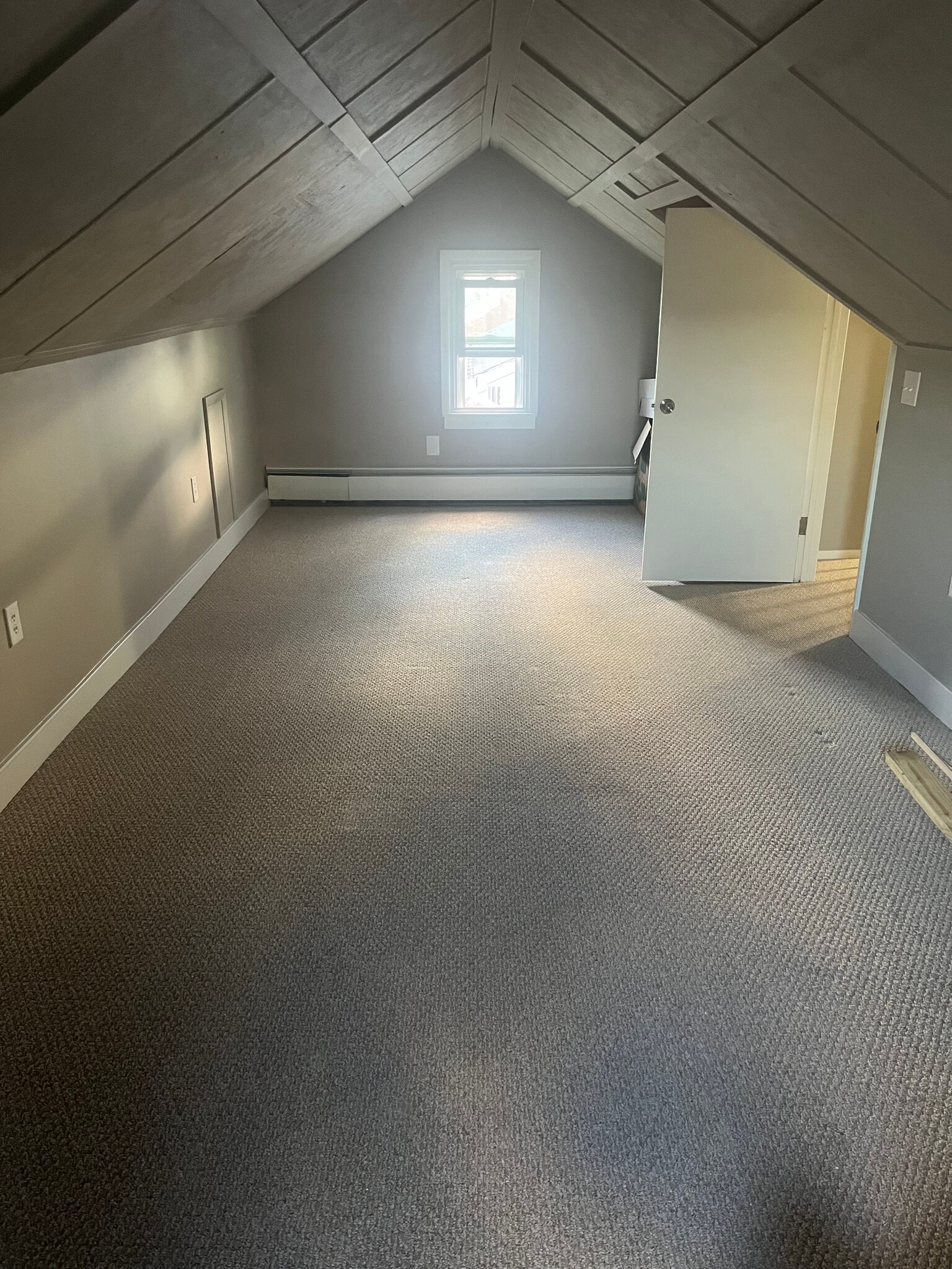 3rd floor room - 68 Robert Rd