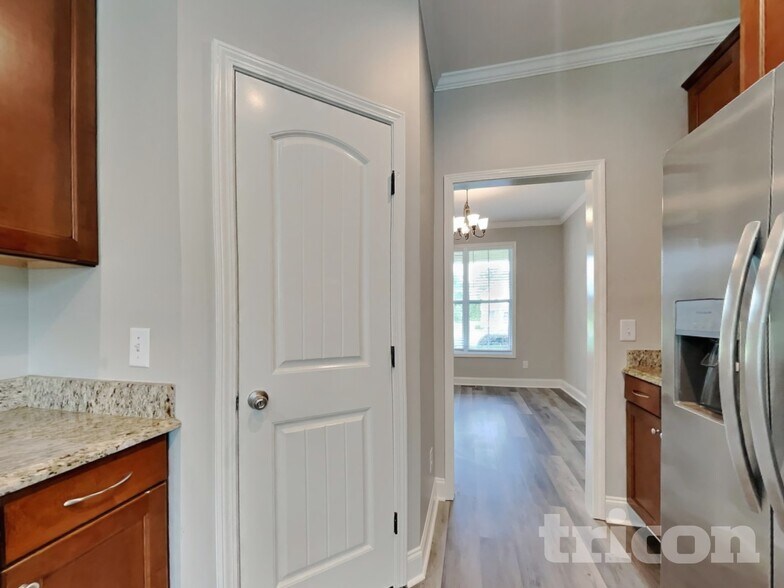 Building Photo - 3020 Plantation Glen Dr