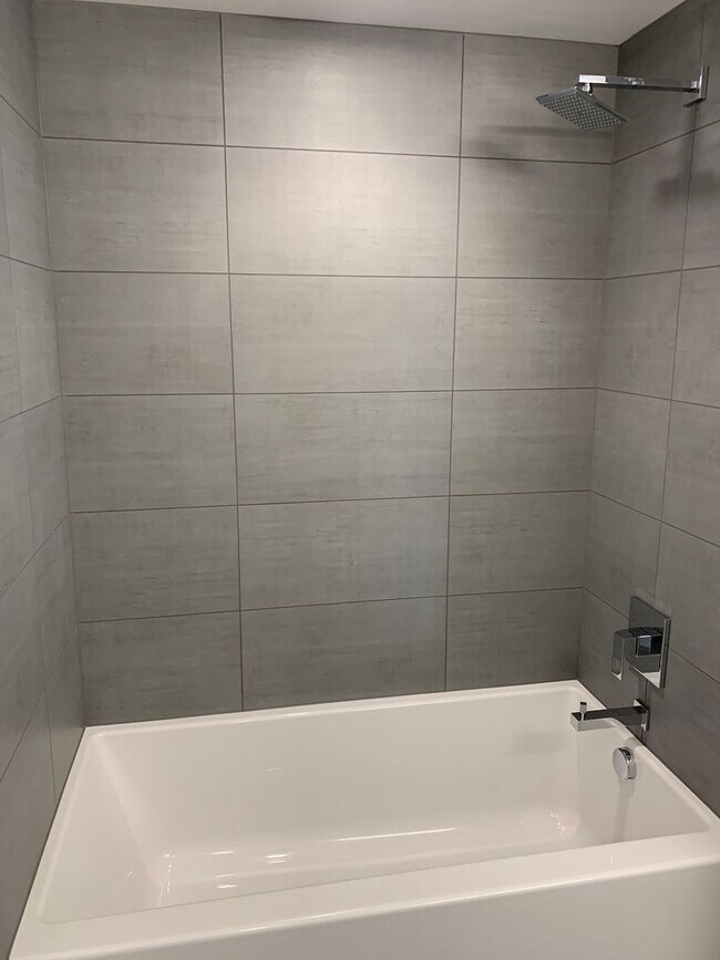 Building Photo - Luxurious 2 bed/ 2 bath unit conveniently ...