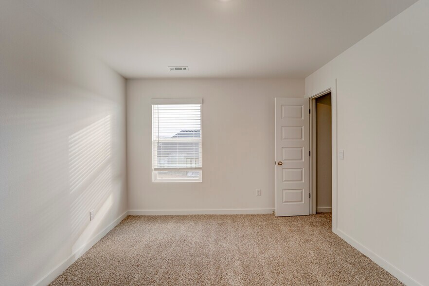 Building Photo - 139 S Maroon Ave