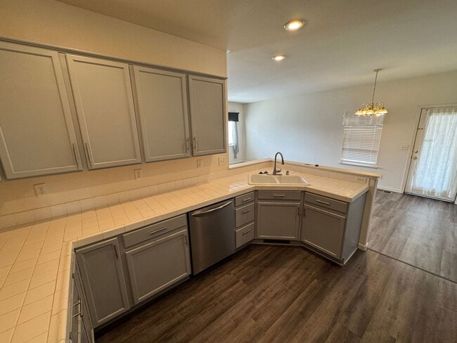 Building Photo - Quiet Home on Cul-De-Sac Available now!!