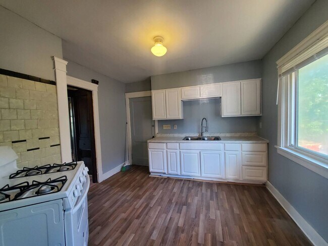 Building Photo - 2217 W 105th St