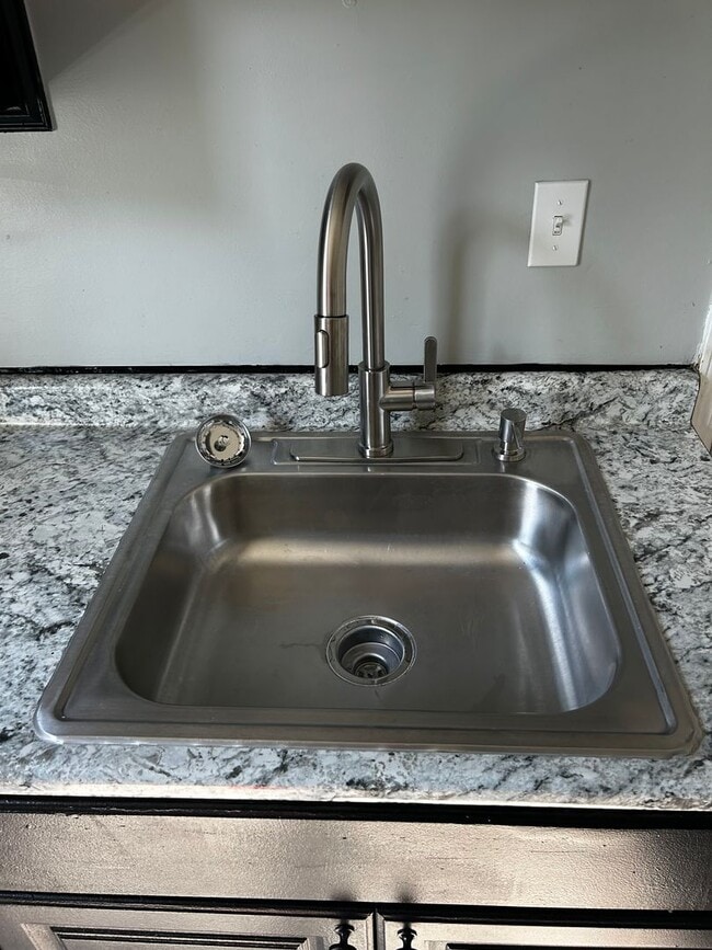 Building Photo - Beautiful Newly Renovated Home 3 BEDROOM 1 BATH, FENCED YARD, Bonus Space