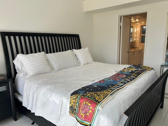 Building Photo - 1221 Hillsboro Mile