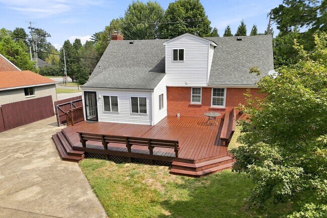 Building Photo - 912 Beechwood Rd