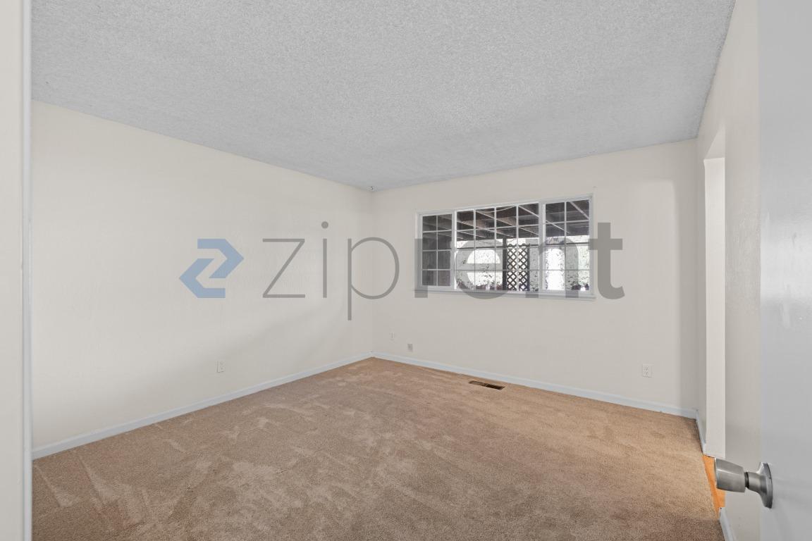 Building Photo - Unit