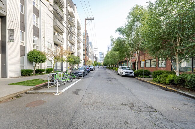 Building Photo - 526 Yale Ave N