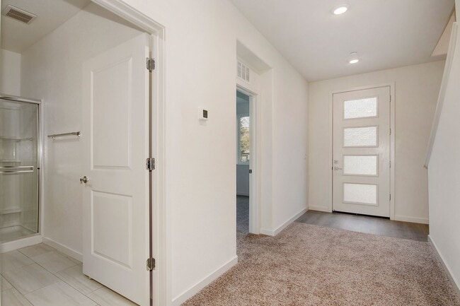 Building Photo - Gorgeous 4 Bedroom 3.5 bath home