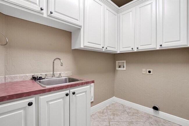 Building Photo - Amazing Home in Desirable Location