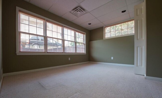 Building Photo - 5060 Gallatree Ln