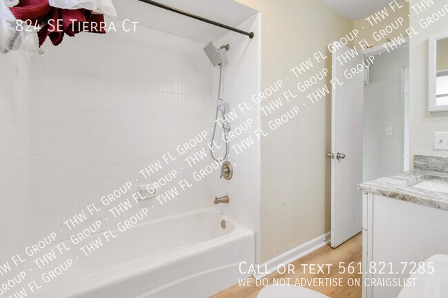 Building Photo - 824 SE Tierra Ct