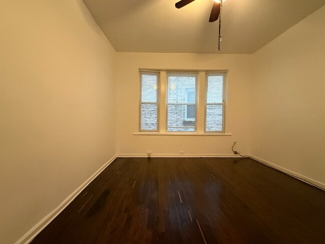 Building Photo - Rogers Park 2 Bed 1 Bath/ Dog Friendly / First Floor Unit