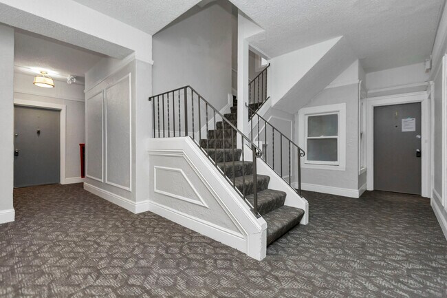 Building Photo - Oak Shrader Apartments